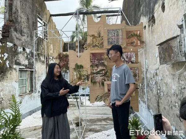 ▲崑大林佳妤、黃傳懿、王博翰師生團隊因作品榮獲紅點設計概念獎喜悅合照。（圖／記者林東良翻攝，下同）