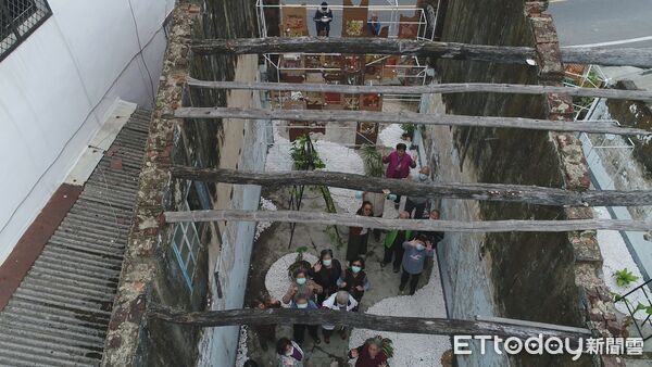 ▲崑大林佳妤、黃傳懿、王博翰師生團隊因作品榮獲紅點設計概念獎喜悅合照。（圖／記者林東良翻攝，下同）