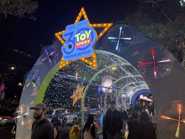 ▲台北101「星際奇幻光廊」賞燈,新光三越閃亮燈飾「傳遞幸福之樹」,微風廣場浪漫燈飾「聖誕告白大道」。（圖／台北市商業處提供）