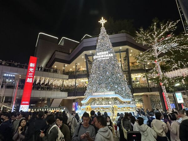 ▲台北101「星際奇幻光廊」賞燈,新光三越閃亮燈飾「傳遞幸福之樹」,微風廣場浪漫燈飾「聖誕告白大道」。（圖／台北市商業處提供）