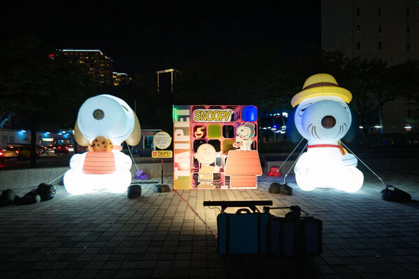 ▲史努比氣偶及主題燈飾在信義區。（圖／觀傳局提供）