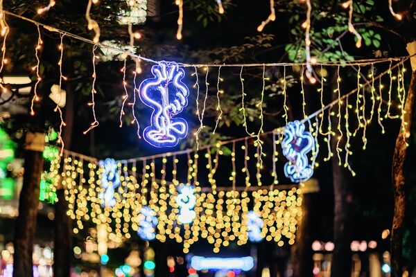 ▲史努比氣偶及主題燈飾在信義區。（圖／觀傳局提供）