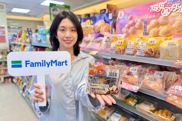 ▲▼全家便利商店新推出「開心果霜淇淋」，同步還有獨家奶茶新品。（圖／業者提供）