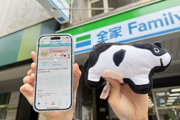 ▲▼全家便利商店新推出「開心果霜淇淋」，同步還有獨家奶茶新品。（圖／業者提供）