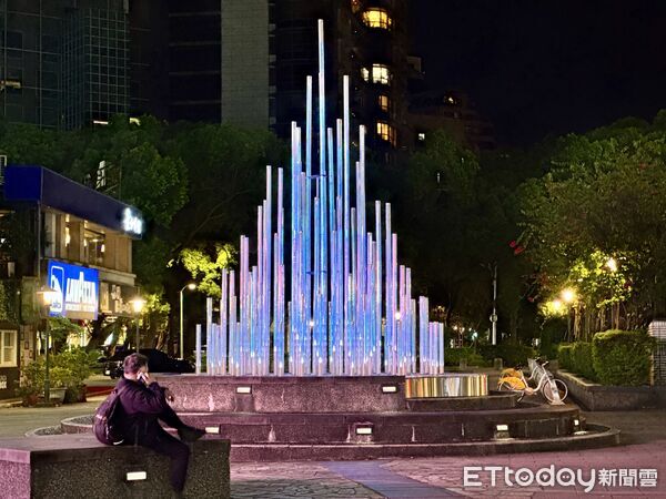 ▲東區頂好廣場燈飾。（圖／記者彭懷玉攝）