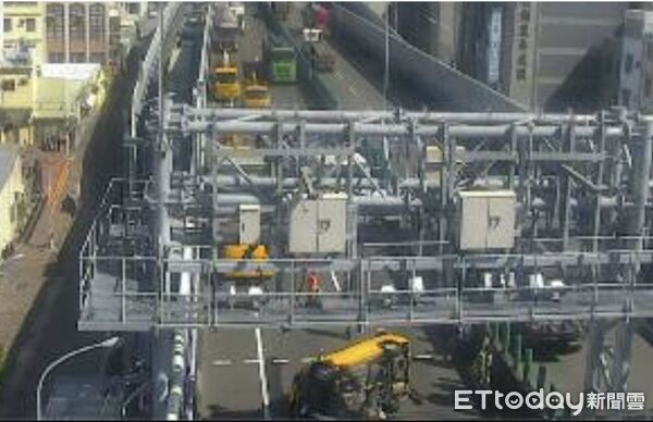 ▲▼國1漁港路段「計程車翻覆路中」，道路封閉快改道。（圖／記者賴文萱翻攝）