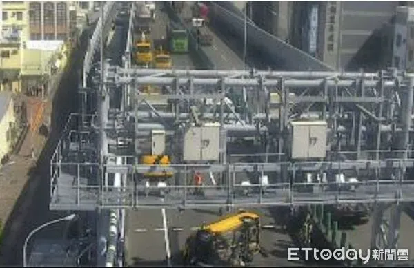 ▲▼國1漁港路段「計程車翻覆路中」，道路封閉快改道。（圖／記者賴文萱翻攝）