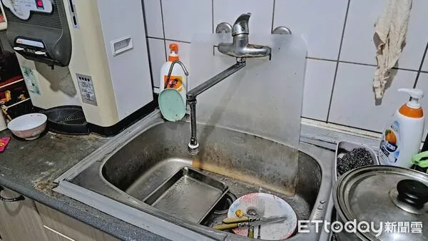 ▲淡北道路11月27日進行主線高架橋P20基樁挖掘時，鑽破自來水管線，自來水公司11月28日起逐步減壓暫停供水，影響淡水區16個里、共計約6.2萬戶，淡水停水第3天，還有多區域無水可用，民眾叫苦連天▼             。（圖／記者鄭遠龍攝）