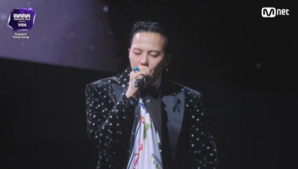 ▲▼本來只唱2首！GD為香港大火臨時改歌單　全身黑登台暖加碼〈無題〉。（圖／翻攝自CJ ENM、MNET）