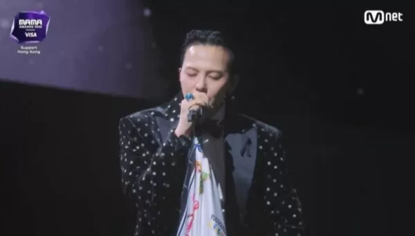 ▲▼本來只唱2首！GD為香港大火臨時改歌單　全身黑登台暖加碼〈無題〉。（圖／翻攝自CJ ENM、MNET）