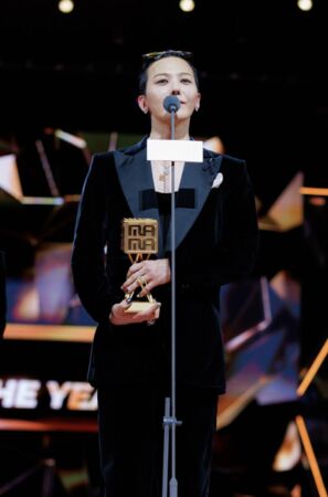 ▲▼本來只唱2首！GD為香港大火臨時改歌單　全身黑登台暖加碼〈無題〉。（圖／翻攝自CJ ENM、MNET）