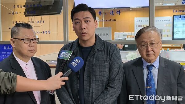 ▲▼涉犯大罷免幽靈連署案的國民黨「罷吳四騎士」成員賴苡任，今（1日）到台北地院出庭不認罪。（圖／記者黃哲民攝）