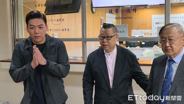 ▲▼涉犯大罷免幽靈連署案的國民黨「罷吳四騎士」成員賴苡任，今（1日）到台北地院出庭不認罪。（圖／記者黃哲民攝）