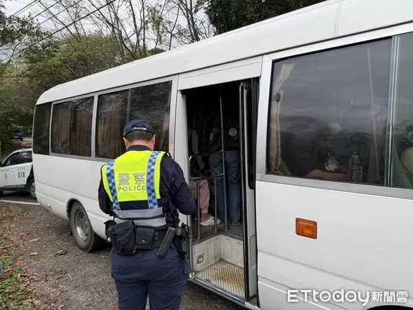 ▲警方在苗栗南庄鄉苗21線禁止巴士行駛路段，攔查1輛中巴，赫然查獲22名泰國籍和越南籍失聯移工。（圖／記者楊永盛翻攝）