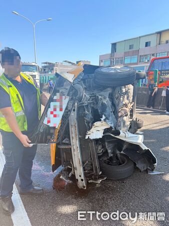 ▲▼國道聯結車鬼切，害計程車翻覆4人送醫。（圖／記者賴文萱翻攝）
