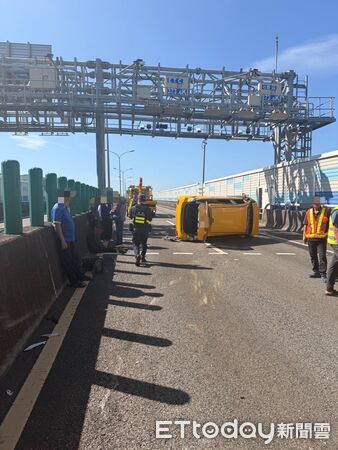 ▲▼國道聯結車鬼切，害計程車翻覆4人送醫。（圖／記者賴文萱翻攝）