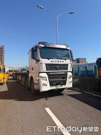 ▲▼國道聯結車鬼切，害計程車翻覆4人送醫。（圖／記者賴文萱翻攝）