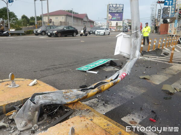 ▲▼自小客車導彈式直衝撞歪號誌桿，還扯斷電線桿。（圖／民眾提供，下同）