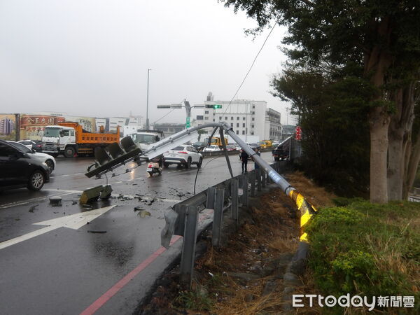 ▲▼自小客車導彈式直衝撞歪號誌桿，還扯斷電線桿。（圖／民眾提供，下同）
