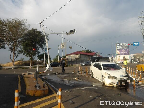 ▲▼自小客車導彈式直衝撞歪號誌桿，還扯斷電線桿。（圖／民眾提供，下同）