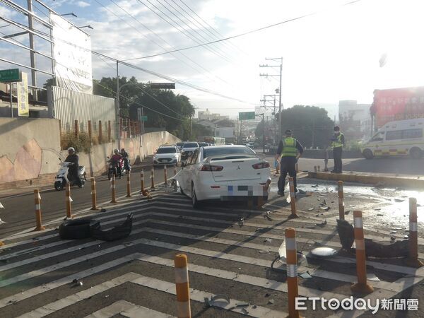 ▲▼自小客車導彈式直衝撞歪號誌桿，還扯斷電線桿。（圖／民眾提供，下同）