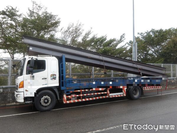 ▲▼自小客車導彈式直衝撞歪號誌桿，還扯斷電線桿。（圖／民眾提供，下同）