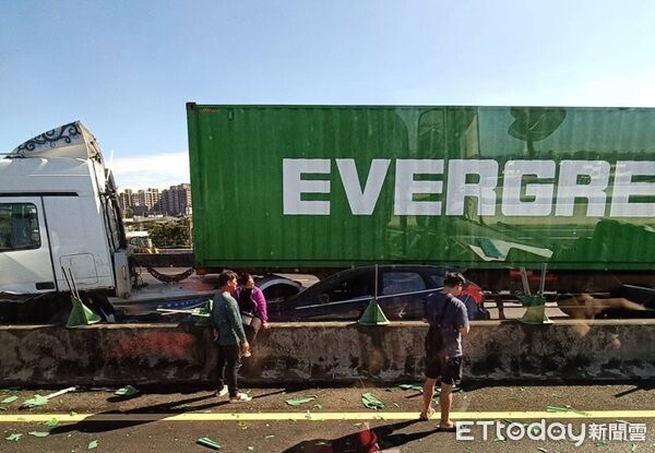 ▲何姓男子駕駛營半聯結車因爆胎失控，先撞上自小客車再撞到內側護欄。（圖／國道警方提供、下同）