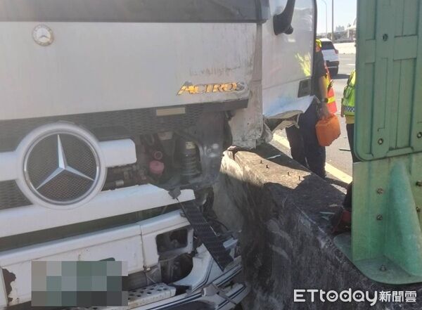 ▲▼自小客車被卡，警方請來吊車吊離排除事故。（圖／國道警方提供）