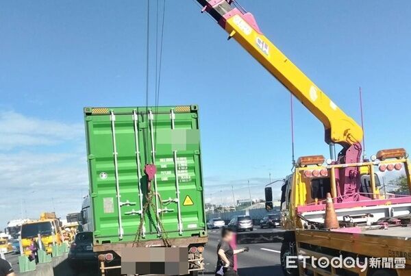 ▲▼自小客車被卡，警方請來吊車吊離排除事故。（圖／國道警方提供）