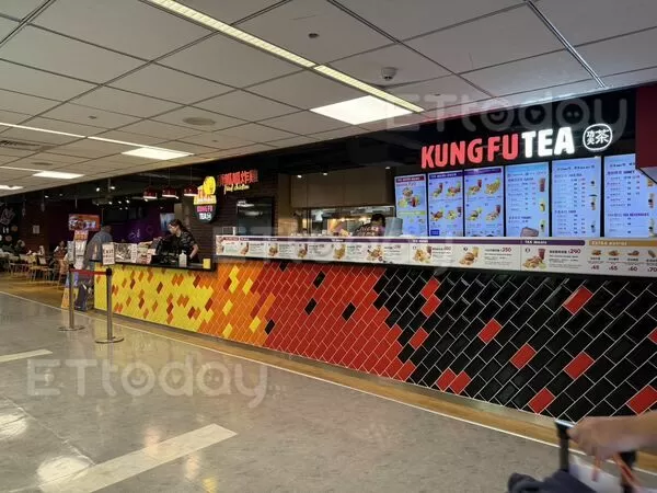 ▲▼有消費者在桃園機場內的頂呱呱購買經典炸雞堡餐，不料炸雞堡內的炸雞排沒熟。（圖／讀者提供）