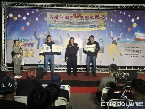 ▲東港警分局到「2025人權無國界，感恩歡聚會」現場打詐、交安宣導。（圖／記者陳崑福翻攝）