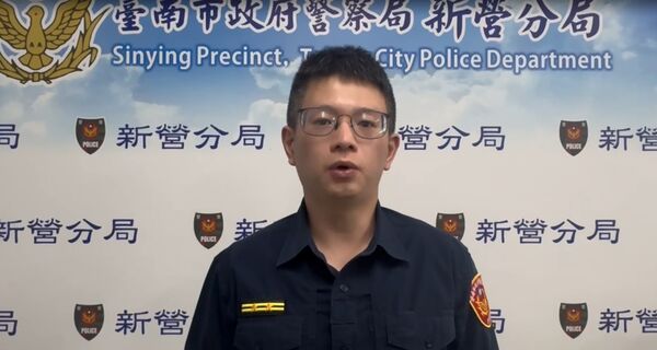 ▲有網友在網路平台PO出一段影片，在台南市新營區有1部自小客車疑未禮讓行人，撞上人行道上的行人，場面驚險。（圖／翻攝自/threads/ Chien Kai）