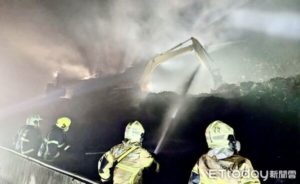 ▲台南消防局大規模出動機具火警灌救，迅速控制撲滅城西二期掩埋場火勢。（圖／記者林東良翻攝，下同）