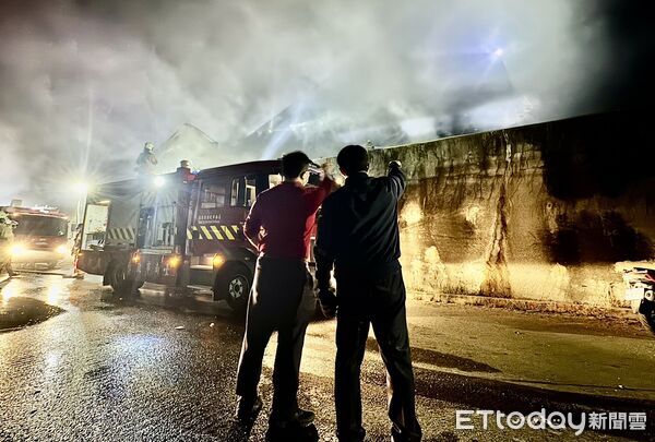 ▲台南消防局大規模出動機具火警灌救，迅速控制撲滅城西二期掩埋場火勢。（圖／記者林東良翻攝，下同）