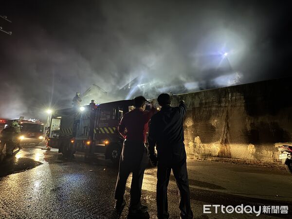 ▲台南消防局大規模出動機具火警灌救，迅速控制撲滅城西二期掩埋場火勢。（圖／記者林東良翻攝，下同）