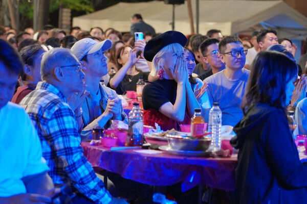 ▲陳漢典、LuLu帶著雙方爸媽參加舞台劇《一村喜事：康樂隊來了》。（圖／金星文創提供）