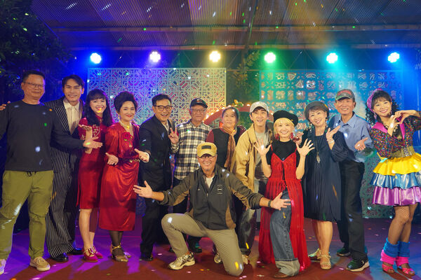 ▲陳漢典、LuLu帶著雙方爸媽參加舞台劇《一村喜事：康樂隊來了》。（圖／金星文創提供）