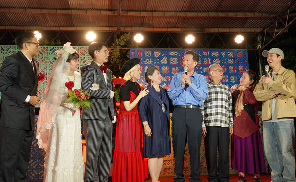 ▲陳漢典、LuLu帶著雙方爸媽參加舞台劇《一村喜事：康樂隊來了》。（圖／金星文創提供）