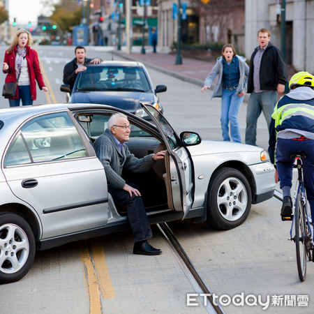 ▲老人,讓座,歧視,詐騙,危險駕駛,高齡,長者,歧視,標籤。（示意圖／Reve AI生成）
