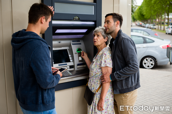 ▲老人,讓座,歧視,詐騙,危險駕駛,高齡,長者,歧視,標籤。（示意圖／Reve AI生成）