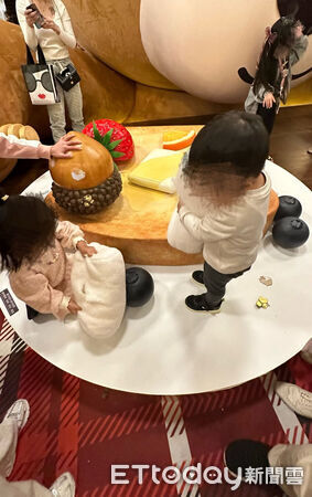 ▲貴婦百貨佈景糟破壞         。（圖／Threads@amberleaf_jh授權提供）