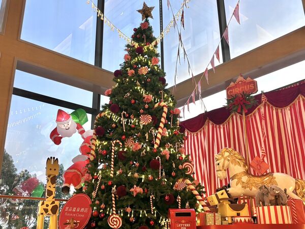 ▲君品酒店將於12月20日與21日推出聖誕攝影服務,雲品溫泉酒店以馬戲團為主題，為住客打造充滿趣味與節慶氛圍的聖誕體驗。（圖／業者提供）