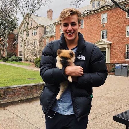 亞歷山大外型亮眼。（翻攝臉書）