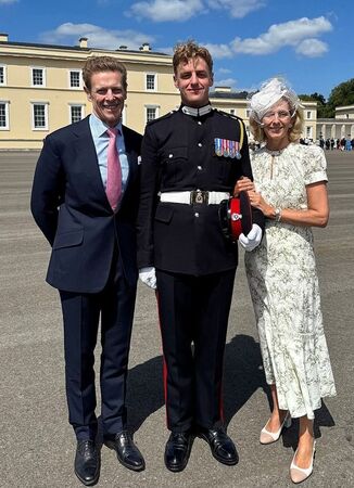 亞歷山大在軍校結業典禮上與父母合影。（翻攝IG）