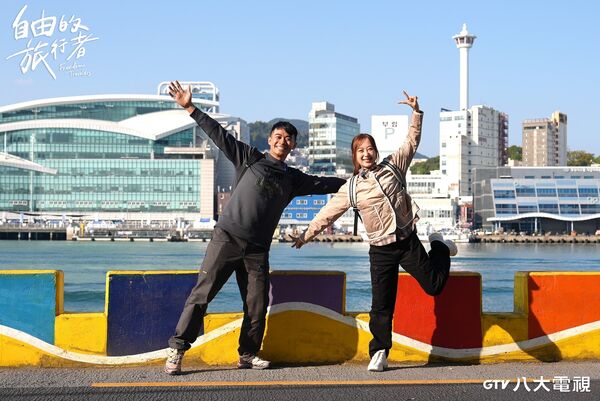 ▲▼《自由的旅行者》全新第二季韓國行，主持人融融（圖左）與咪蕾（圖右）深入當地文化。（圖／八大提供）