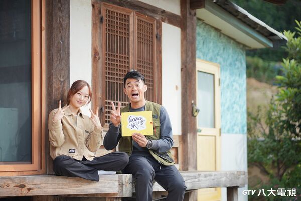 ▲▼《自由的旅行者》全新第二季韓國行，主持人融融（圖左）與咪蕾（圖右）深入當地文化。（圖／八大提供）