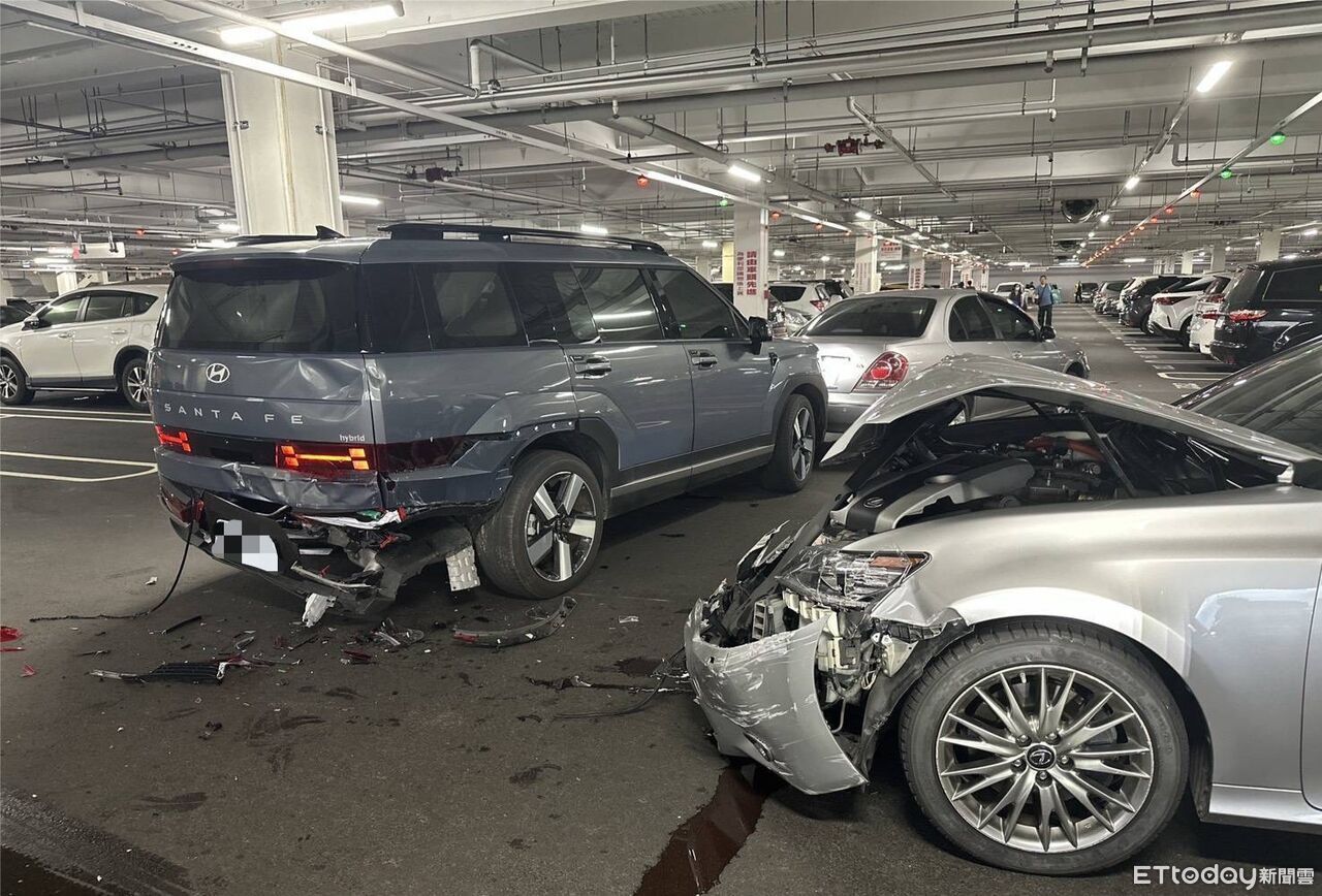 大賣場停車場內「前後連4撞」　她驚喊「快走」...下秒車爛了