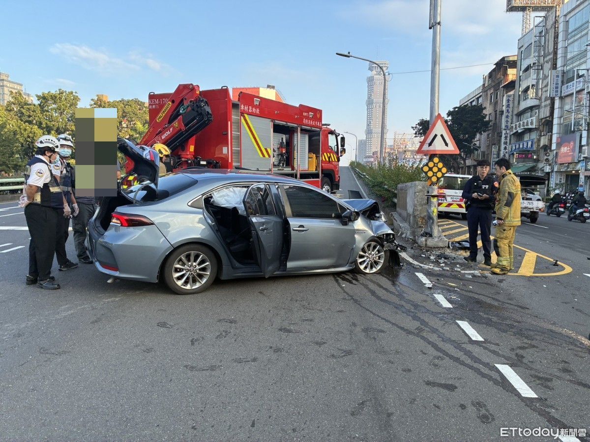 疑酒駕！高雄轎車撞橋墩車頭爛毀　駕駛爬出小跑步開溜