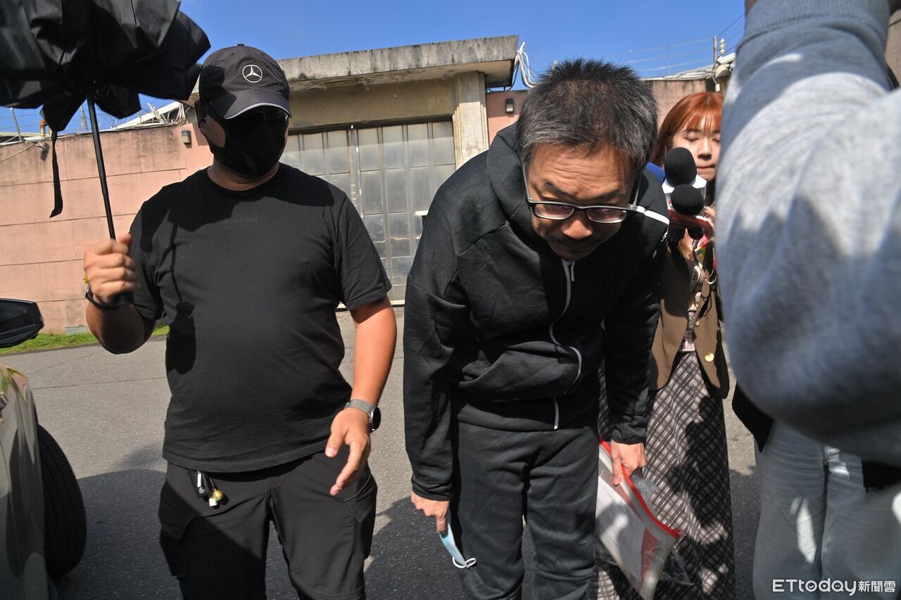 快訊／朱學恒重獲自由了！今早走出台北監獄　暴瘦現身鞠躬