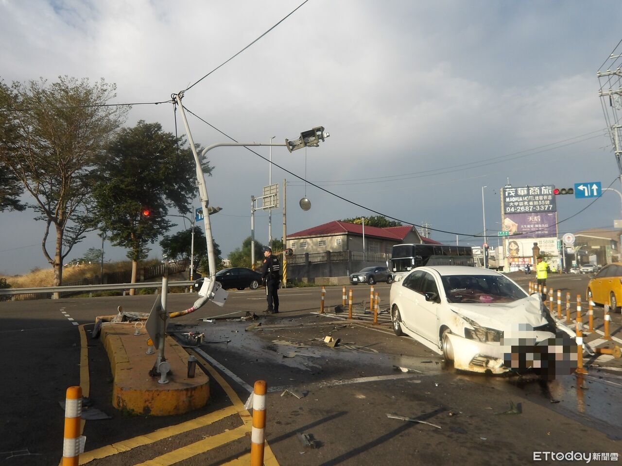 台中白車導彈式撞歪號誌桿！懸空逆轉270度　害另一根也被拉倒